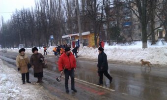 Коммунальщики освобождают проезжую часть от брошенных автомобилей