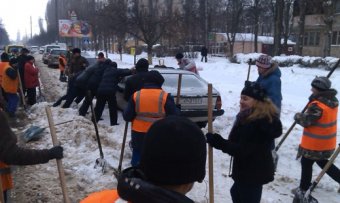 Коммунальщики освобождают проезжую часть от брошенных автомобилей