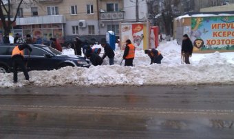 Коммунальщики освобождают проезжую часть от брошенных автомобилей