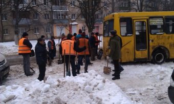 Коммунальщики освобождают проезжую часть от брошенных автомобилей