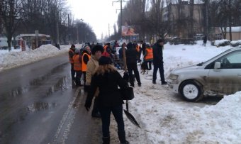 Коммунальщики освобождают проезжую часть от брошенных автомобилей