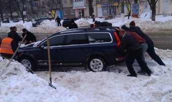 Коммунальщики освобождают проезжую часть от брошенных автомобилей