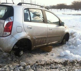 Разграбленные автомобили на трассе Одесса-Ильичевск (фото, видео)