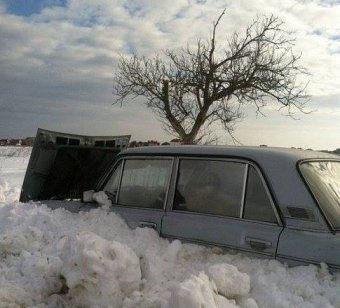 Разграбленные автомобили на трассе Одесса-Ильичевск (фото, видео)