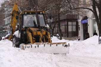 Улицы Одессы продолжают освобождать от снега 