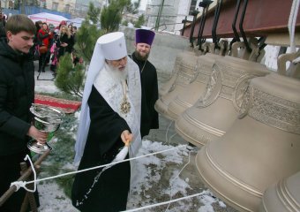 Освящены и установлены колокола на звоннице храма будущей Одесской церковно-приходской школы (фото)