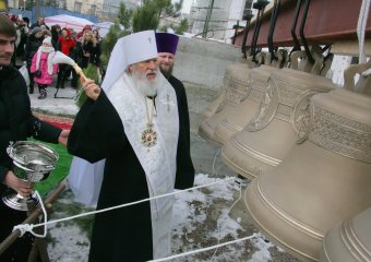 Освящены и установлены колокола на звоннице храма будущей Одесской церковно-приходской школы (фото)