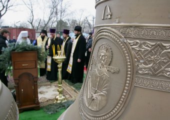 Освящены и установлены колокола на звоннице храма будущей Одесской церковно-приходской школы (фото)