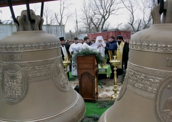 Освящены и установлены колокола на звоннице храма будущей Одесской церковно-приходской школы (фото)