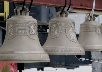 Освящены и установлены колокола на звоннице храма будущей Одесской церковно-приходской школы (фото)