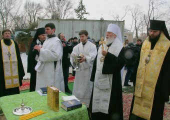 Освящены и установлены колокола на звоннице храма будущей Одесской церковно-приходской школы (фото)
