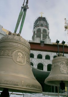 Освящены и установлены колокола на звоннице храма будущей Одесской церковно-приходской школы (фото)