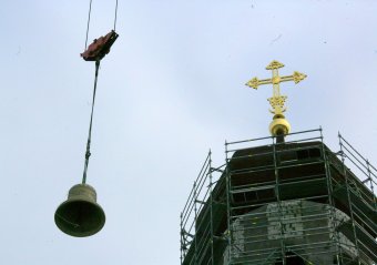 Освящены и установлены колокола на звоннице храма будущей Одесской церковно-приходской школы (фото)