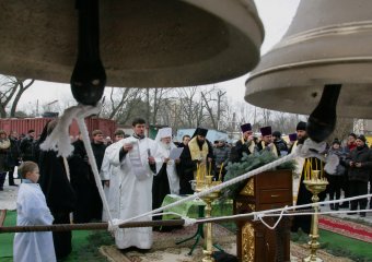 Освящены и установлены колокола на звоннице храма будущей Одесской церковно-приходской школы (фото)