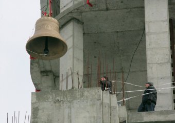 Освящены и установлены колокола на звоннице храма будущей Одесской церковно-приходской школы (фото)