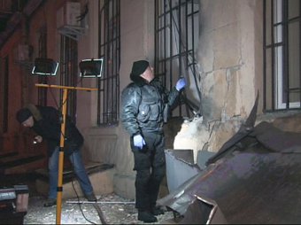 Сотрудники милиции устанавливают обстоятельства взрыва в переулке Нечипуренко в Одессе (фото)