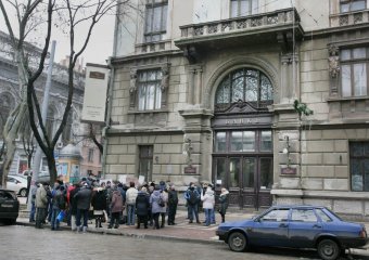 Вкладчики банка "Порто-франко" требую вернуть им их деньги (фото)