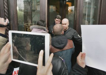 Вкладчики банка "Порто-франко" требую вернуть им их деньги (фото)