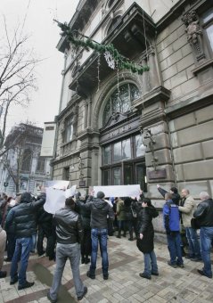 Вкладчики банка "Порто-франко" требую вернуть им их деньги (фото)