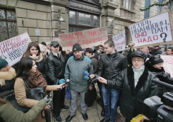 Вкладчики банка "Порто-франко" требую вернуть им их деньги (фото)