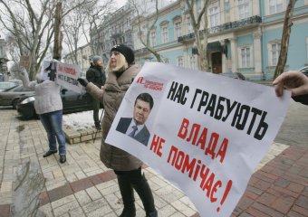 Вкладчики банка "Порто-франко" требую вернуть им их деньги (фото)