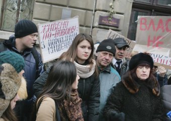 Вкладчики банка "Порто-франко" требую вернуть им их деньги (фото)
