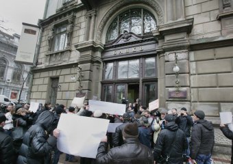 Вкладчики банка "Порто-франко" требую вернуть им их деньги (фото)