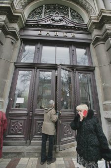 Вкладчики банка "Порто-франко" требую вернуть им их деньги (фото)