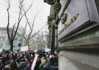 Вкладчики банка "Порто-франко" требую вернуть им их деньги (фото)