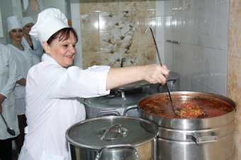 В учебных учреждениях Одессы продолжают ремонтировать пищеблоки