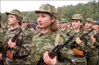 Минобороны: Женщин могут призвать только на контрактную службу