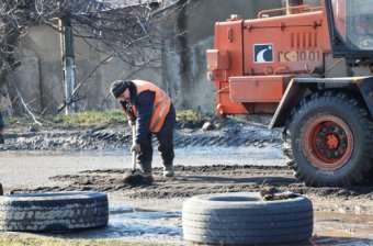В ожидании ремонта: Ямы на дорогах  временно засыпают холодной асфальтной стружкой