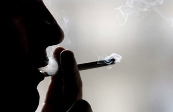 Владельцы заведений, где можно курить, вредят своим работникам