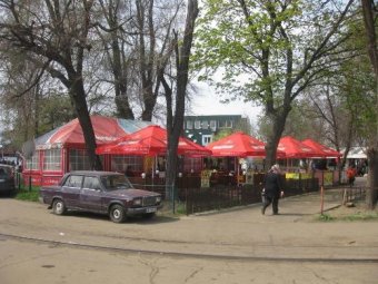 В Одессе продолжается демонтаж объектов незаконной торговли (фото)