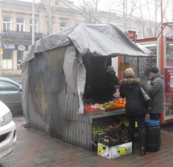 В Одессе продолжается демонтаж объектов незаконной торговли (фото)