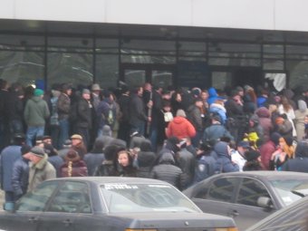 Общественные слушания еще и не думают начинаться - на входе давка (фото)