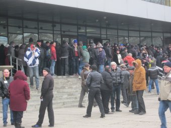 Общественные слушания еще и не думают начинаться - на входе давка (фото)