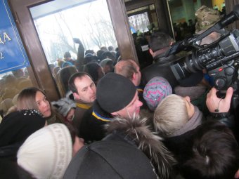 Общественные слушания еще и не думают начинаться - на входе давка (фото)
