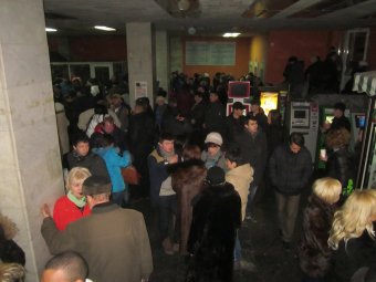Общественные слушания еще и не думают начинаться - на входе давка (фото)