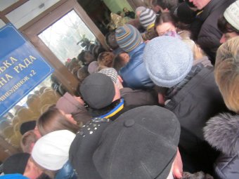 Общественные слушания еще и не думают начинаться - на входе давка (фото)