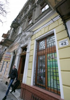 Одесситам, чьи квартиры пострадали от взрыва на ул. Коблевской, городские службы оказывают помощь