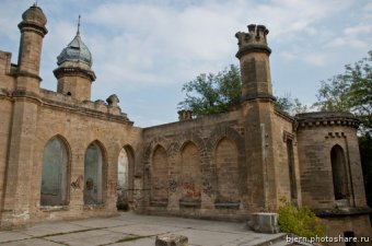Усадьба Курисов была продана в 2014 году. Собственник обещает реставрацию