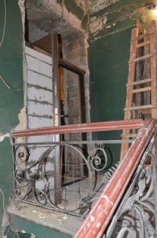 В домах на ул. Коблевской продолжаются работы по остеклению окон одесситов, чьи квартиры пострадали от взрыва (фото)
