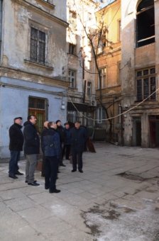 В домах на ул. Коблевской продолжаются работы по остеклению окон одесситов, чьи квартиры пострадали от взрыва (фото)