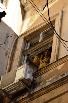В домах на ул. Коблевской продолжаются работы по остеклению окон одесситов, чьи квартиры пострадали от взрыва (фото)