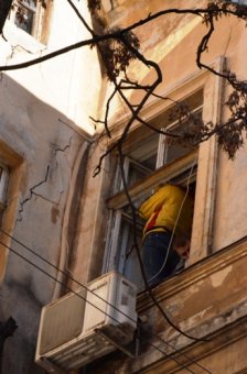 В домах на ул. Коблевской продолжаются работы по остеклению окон одесситов, чьи квартиры пострадали от взрыва (фото)
