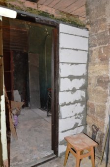 В домах на ул. Коблевской продолжаются работы по остеклению окон одесситов, чьи квартиры пострадали от взрыва (фото)