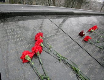 К памятнику воинам-интернационалистам в Одессе легли живые цветы