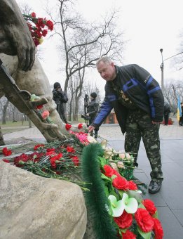 К памятнику воинам-интернационалистам в Одессе легли живые цветы