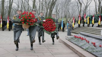 К памятнику воинам-интернационалистам в Одессе легли живые цветы